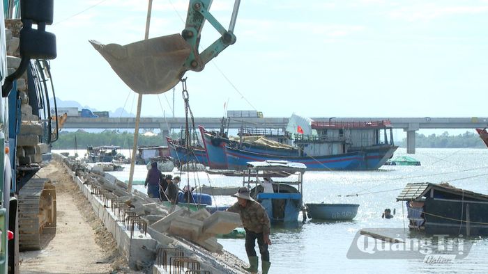 Dự án kè chống sạt lở thôn Cồn Sẻ đang đẩy nhanh tiến độ, phấn đấu hoàn thành trước mùa mưa bão năm nay - Ảnh: Thùy Trang