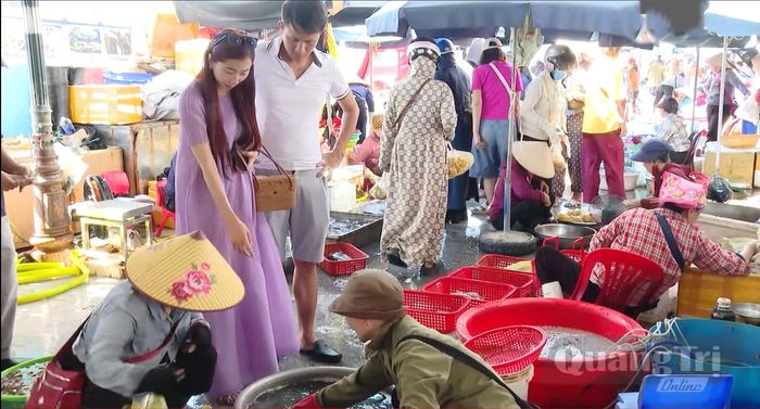 Chị Đặng Tuyết Nhung, du khách đến từ Hà Nội tìm mua hải sản làm quà cho gia đình - Ảnh: L.T