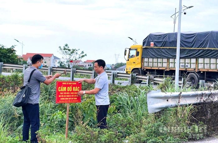 Để ngăn chặn tình trạng đổ rác bừa bãi, xã Nam Gianh vừa cắm biển cấm đổ rác, vừa lắp đặt camera giám sát - Ảnh: C.H
