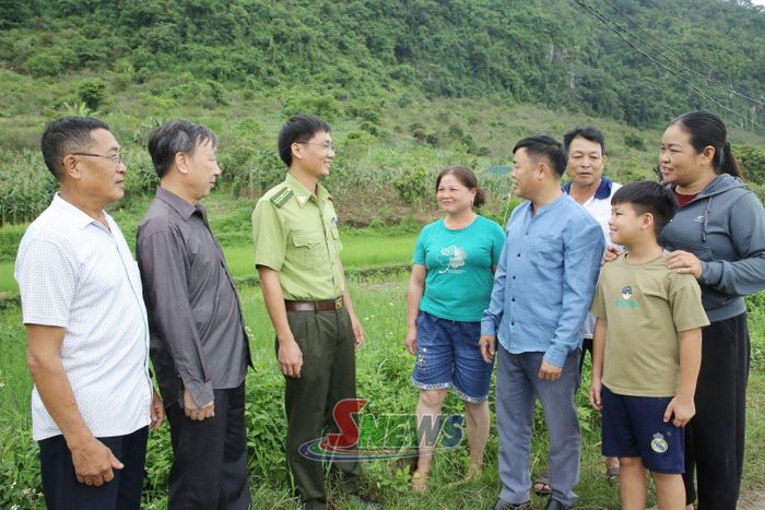 Cán bộ Hạt Kiểm lâm khu vực IX tuyên truyền người dân trên địa bàn phường Mộc Châu về bảo vệ rừng.
