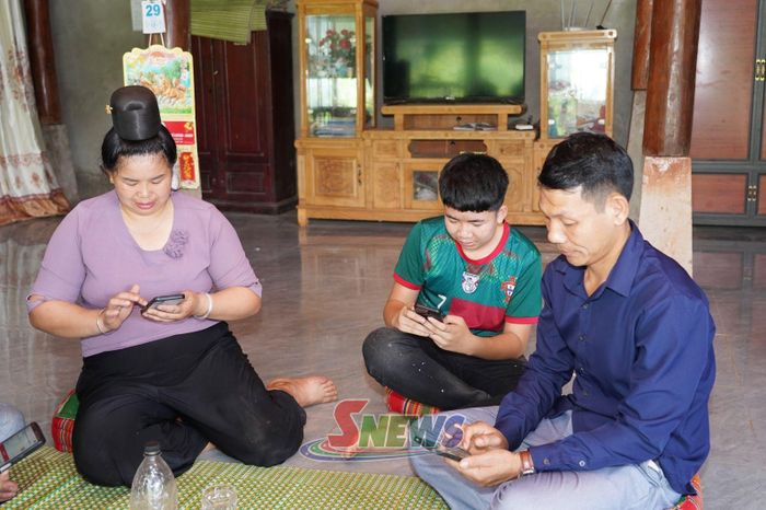 Người dân bản Phúc Kềm, xã Mường Khiêng tìm hiểu các điểm mới trong CCHC.