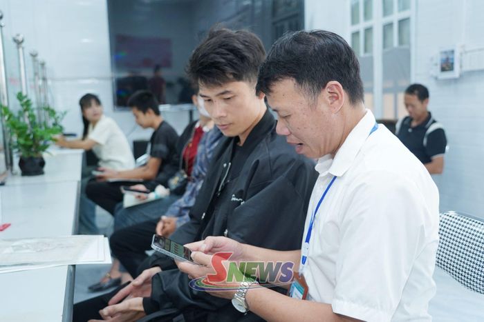 Cán bộ Trung tâm Phục vụ hành chính công xã Mường Khiêng hướng dẫn người dân sử dụng ứng dụng VNeID trong đăng ký giải quyết TTHC.