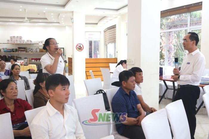 Cán bộ Trung tâm Trợ giúp pháp lý Nhà nước tỉnh giải đáp các vướng mắc cho những người làm công tác xã hội tại cơ sở.