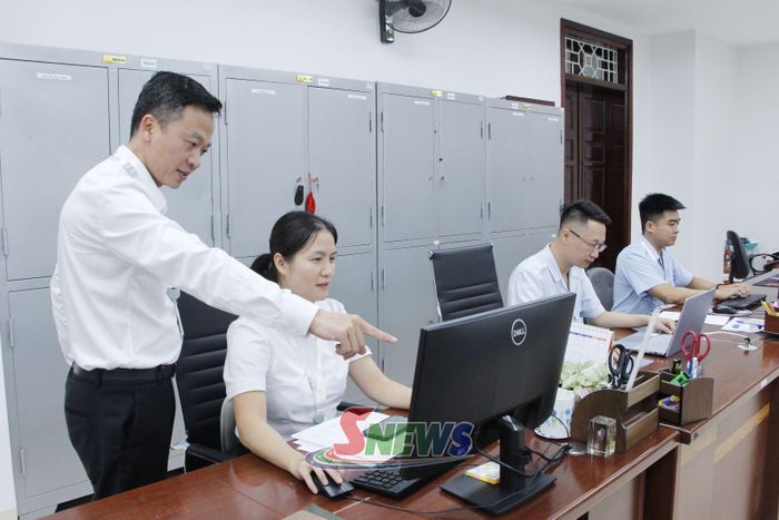 Cán bộ NHNN Chi nhánh Khu vực 3 trao đổi nghiệp vụ.