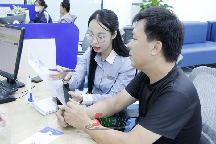 Nhân viên Ngân hàng MB Sơn La hỗ trợ tư vấn khách hàng lãi suất gửi tiết kiệm.