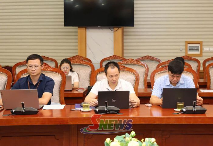 Các đại biểu dự họp.