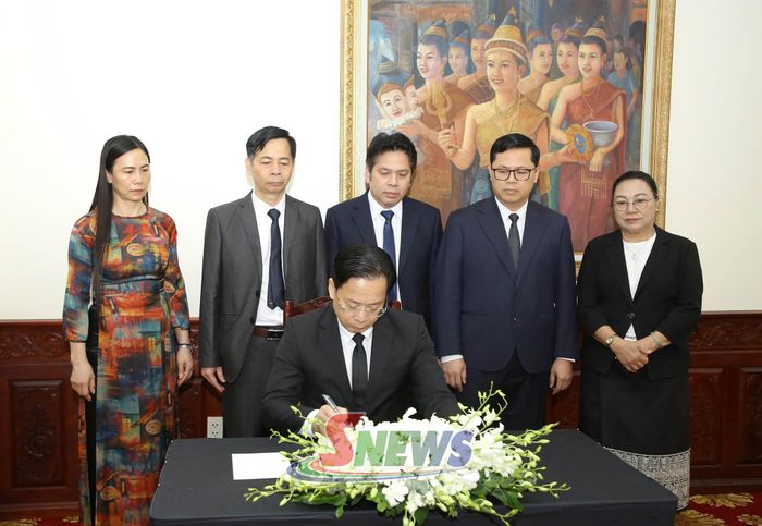 Đồng chí Bí thư Tỉnh ủy ghi sổ tang tại lễ viếng đồng chí Xaysomphone Phomvihane tại Đại sứ quán Lào.
