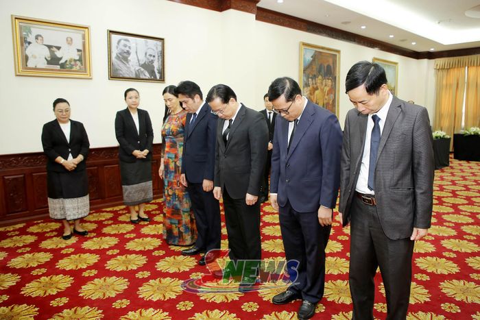 Đồng chí Bí thư Tỉnh ủy và đoàn công tác viếng Chủ tịch Quốc hội Lào Xaysomphone Phomvihane tại Đại sứ quán Lào.