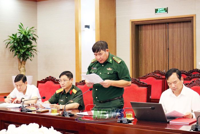 Lãnh đạo Ban Chỉ huy Bộ đội Biên phòng tỉnh báo cáo tại cuộc làm việc.