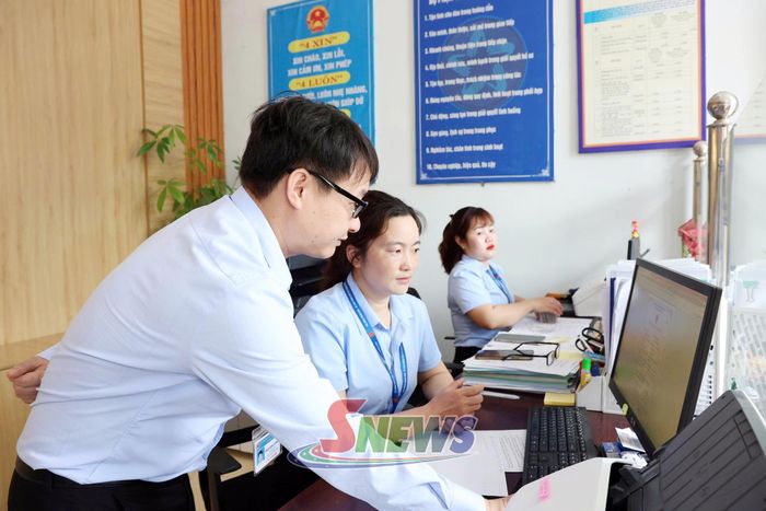 Đoàn kiểm tra hướng dẫn cán bộ Trung tâm Phục vụ hành chính công kiểm soát thủ tục hành chính.