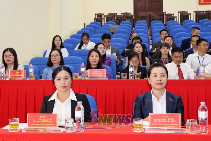 Các đại biểu dự khai giảng.