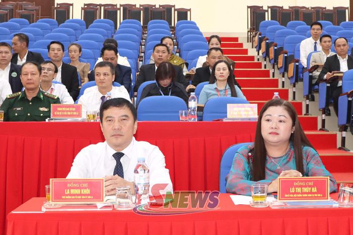 Các đại biểu dự khai giảng.