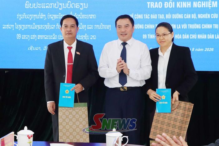 Lãnh đạo Ban Tổ chức Tỉnh ủy tặng quà cho Ban Tổ chức tỉnh Luông Nậm Thà, Phông Sa Lỳ.