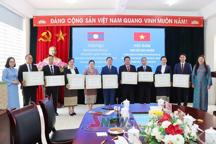 Lãnh đạo Trường Chính trị tỉnh Sơn La tặng quà cho các Trường Chính trị - Hành chính 9 tỉnh nước CHDCND Lào.
