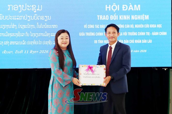 Trường Chính trị - Hành chính tỉnh Hủa Phăn tặng quà cho Trường Chính trị tỉnh Sơn La.