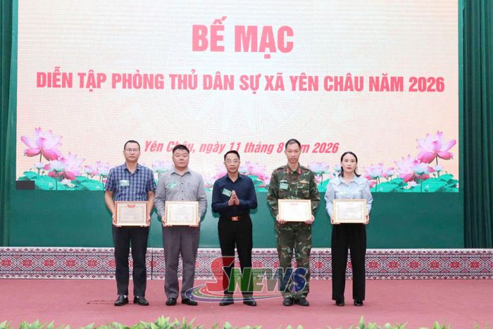 Lãnh đạo xã Yên Châu trao giấy khen các các tập thể có thành tích xuất sắc nhiệm vụ diễn tập phòng thủ dân sự năm 2026.