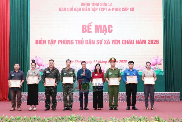 Lãnh đạo xã Yên Châu tặng giấy khen các các cá nhân có thành tích xuất sắc nhiệm vụ diễn tập phòng thủ dân sự năm 2026.