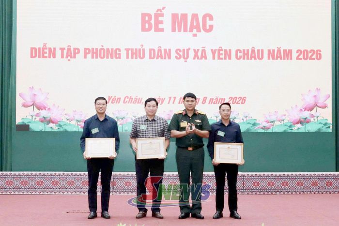Đại diện Bộ Chỉ huy Quân sự tỉnh trao giấy khen cho tập thể, cá nhân có thành tích xuất sắc.