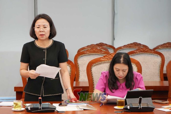 Lãnh đạo Sở Văn hóa, Thể thao và Du lịch báo cáo công tác chuẩn bị cho sự kiện.