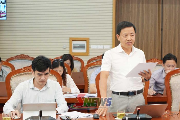 Lãnh đạo Báo và Phát thanh, truyền hình Sơn La phát biểu tại cuộc họp.