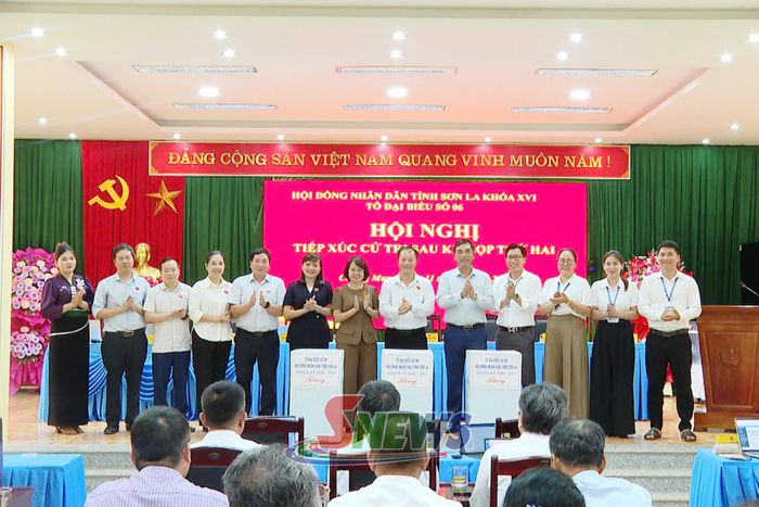 Tổ đại biểu số 06, HĐND tỉnh tặng quà cho xã Chiềng Mung.