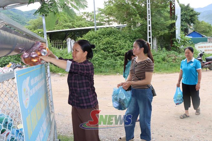 Mô hình dân vận khéo thu gom rác thải của chi hội phụ nữ bản Nà Khằm, xã Gia Phù.