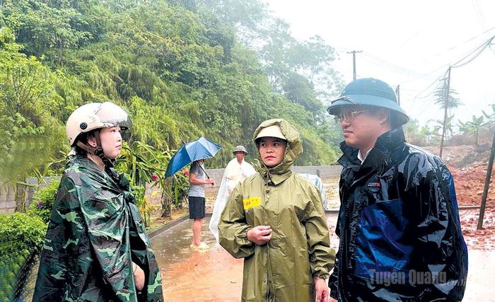 Đồng chí Đỗ Diên Hiếu (bên phải), Chủ tịch UBND xã Xuân Giang kiểm tra tình hình mưa lũ trên địa bàn xã ngày 3-8-2026. 