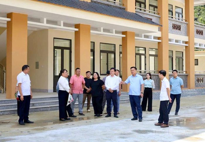 Lãnh đạo xã Đồng Văn kiểm tra công tác sắp xếp trường học trên địa bàn và cơ sở vật chất, trường lớp học chuẩn bị cho năm học mới. Ảnh: Dương Dìn