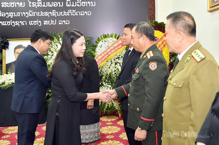 Đồng chí Phó Bí thư Thường trực Tỉnh ủy Lê Thị Kim Dung, Trưởng đoàn ĐBQH tỉnh chia buồn cùng cán bộ Đại sứ quán Lào tại Hà Nội.