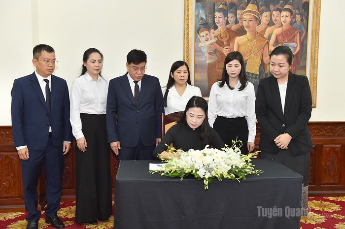 Đồng chí Phó Bí thư Thường trực Tỉnh ủy Lê Thị Kim Dung, Trưởng đoàn ĐBQH tỉnh ghi sổ tang Chủ tịch Quốc hội Lào Saysomphone Phomvihane.