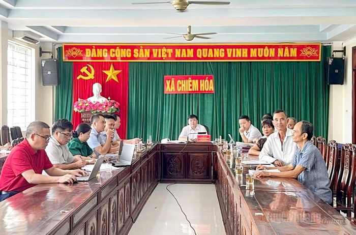 Các công dân và đại biểu tại điểm cầu xã Chiêm Hoá.