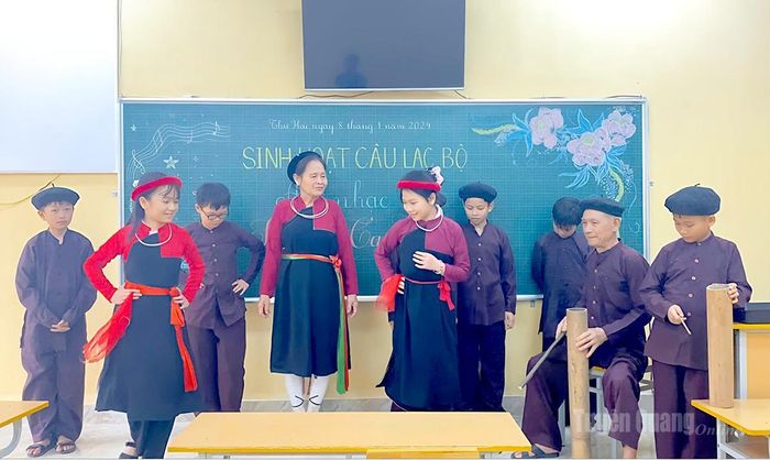 Các nghệ nhân Cao Lan ở địa phương dạy múa, hát cho các em trong CLB giữ gìn bản sắc văn hóa dân tộc Cao Lan, trường Tiểu học Y Bằng, phường Mỹ Lâm.