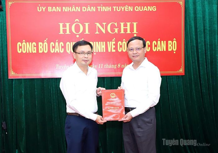 Phó Chủ tịch Thường trực UBND tỉnh Nguyễn Mạnh Tuấn trao Quyết định cho ông Phạm Anh Tuấn.