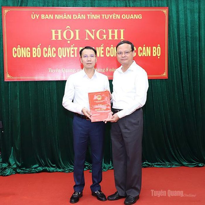 Phó Chủ tịch Thường trực UBND tỉnh Nguyễn Mạnh Tuấn trao Quyết định cho ông Nguyễn Ngọc Tháp.
