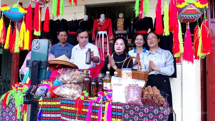 Hội LHPN xã Minh Quang thực hiện phiên livestream bán hàng trực tiếp trên nền tảng số.