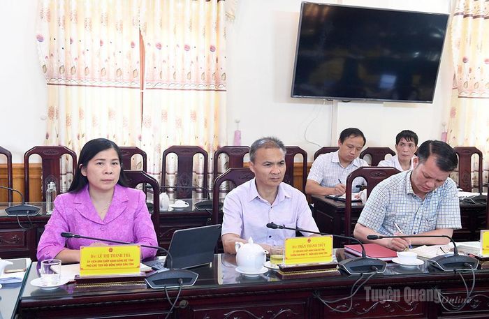 Đồng chí Lê Thị Thanh Trà, Ủy viên Ban Chấp hành Đảng bộ tỉnh, Phó Chủ tịch HĐND tỉnh và các thành viên đoàn giám sát.