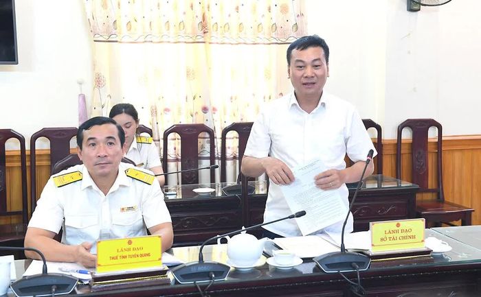 Lãnh đạo Sở Tài chính báo cáo tình hình thực hiện các quy định của pháp luật về quản lý, sử dụng đất và giao đất, cho thuê đất đối với các tổ chức kinh tế trên địa bàn tỉnh.