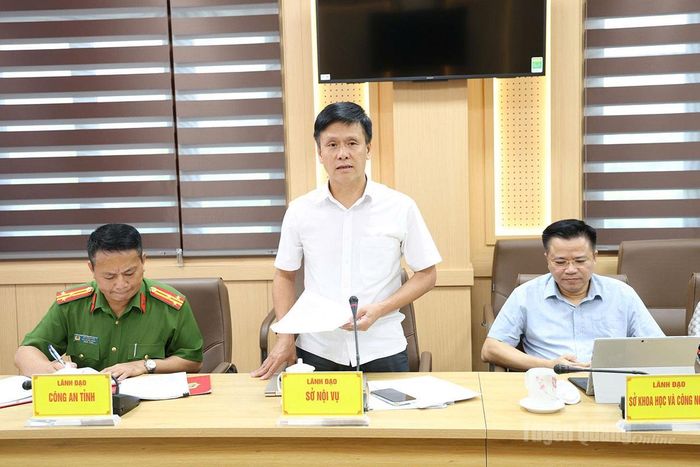 Lãnh đạo Sở Nội vụ phát biểu đóng góp ý kiến vào dự thảo.