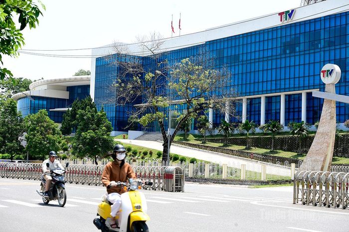 Trụ sở Báo và phát thanh, truyền hình Tuyên Quang thực hiện treo cờ rủ.