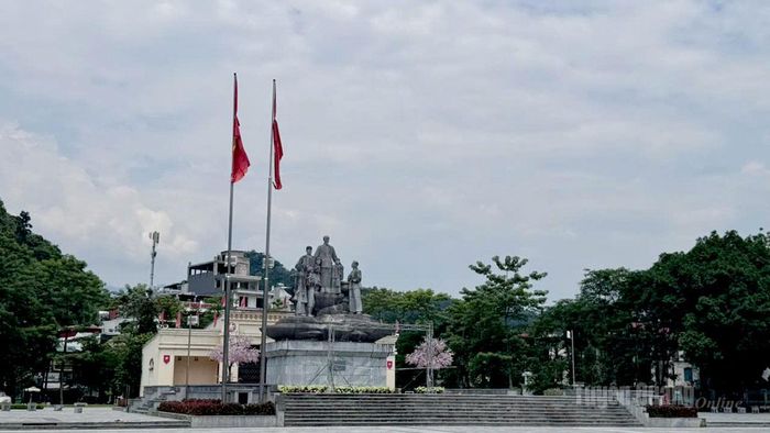Quảng trường 26-3, phường Hà Giang 1 treo cờ rủ.