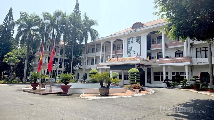Trụ sở Tỉnh ủy treo cờ rủ.