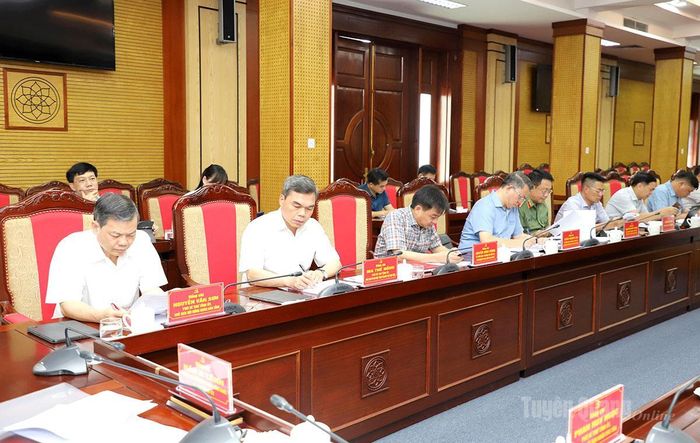 Các đồng chí Thường trực Tỉnh ủy, Ủy viên Ban Thường vụ Tỉnh ủy dự hội nghị.