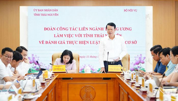 Đồng chí Phó Chủ tịch UBND tỉnh trao đổi tại buổi làm việc.