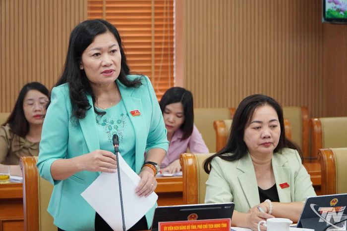 Đồng chí Phó Chủ tịch HĐND tỉnh Mai Thị Thúy Nga phát biểu tại Hội nghị.