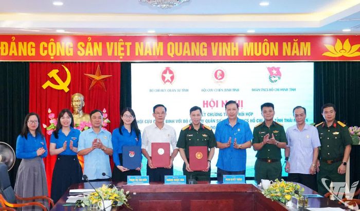 Lễ ký kết chương trình phối hợp giữa các đơn vị.