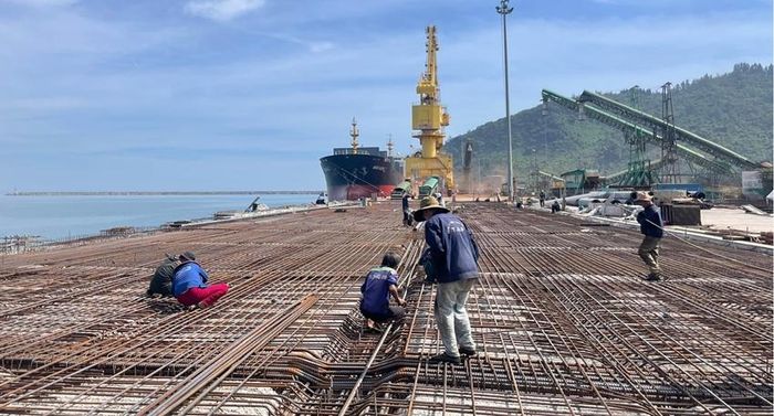 Gia công cốt thép đổ bê tông nền bãi bến số 4.