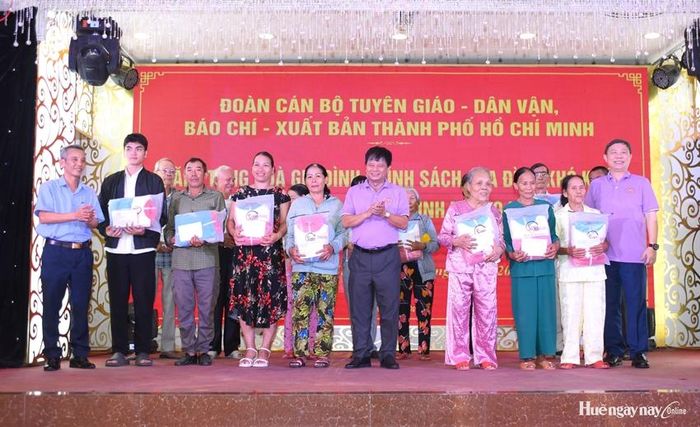  Tặng quà các hộ khó khăn trên địa bàn 