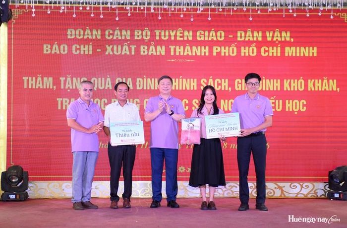  Đoàn cán bộ Tuyên giáo - Dân vận, Báo chí - Xuất bản thành phố Hồ Chí Minh tặng hai tủ sách đến Ban Tuyên giáo và Dân vận Thành ủy Huế và Trường THCS Huyền Trân, phường An Cựu.