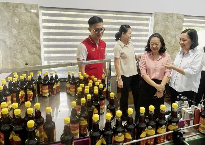 Đoàn kiểm tra tại Công ty TNHH Kinh doanh nước mắm Huỳnh Khoa (ảnh: Cục ĐCK)