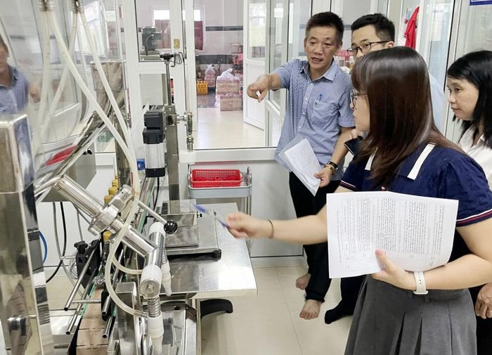 Đoàn kiểm tra tại Doanh nghiệp tư nhân Phú Hà (ảnh: Cục ĐCK) 